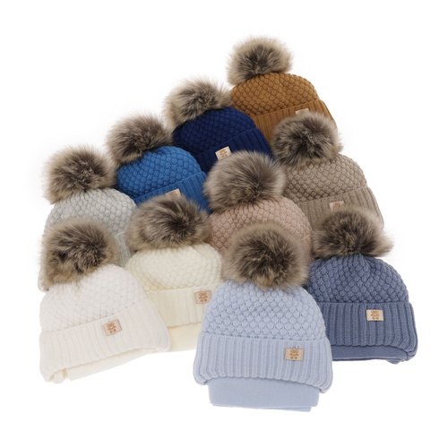 Czapka i szalik dla chłopca zimowy komplet, biały, z pomponem, wiązany Norberto