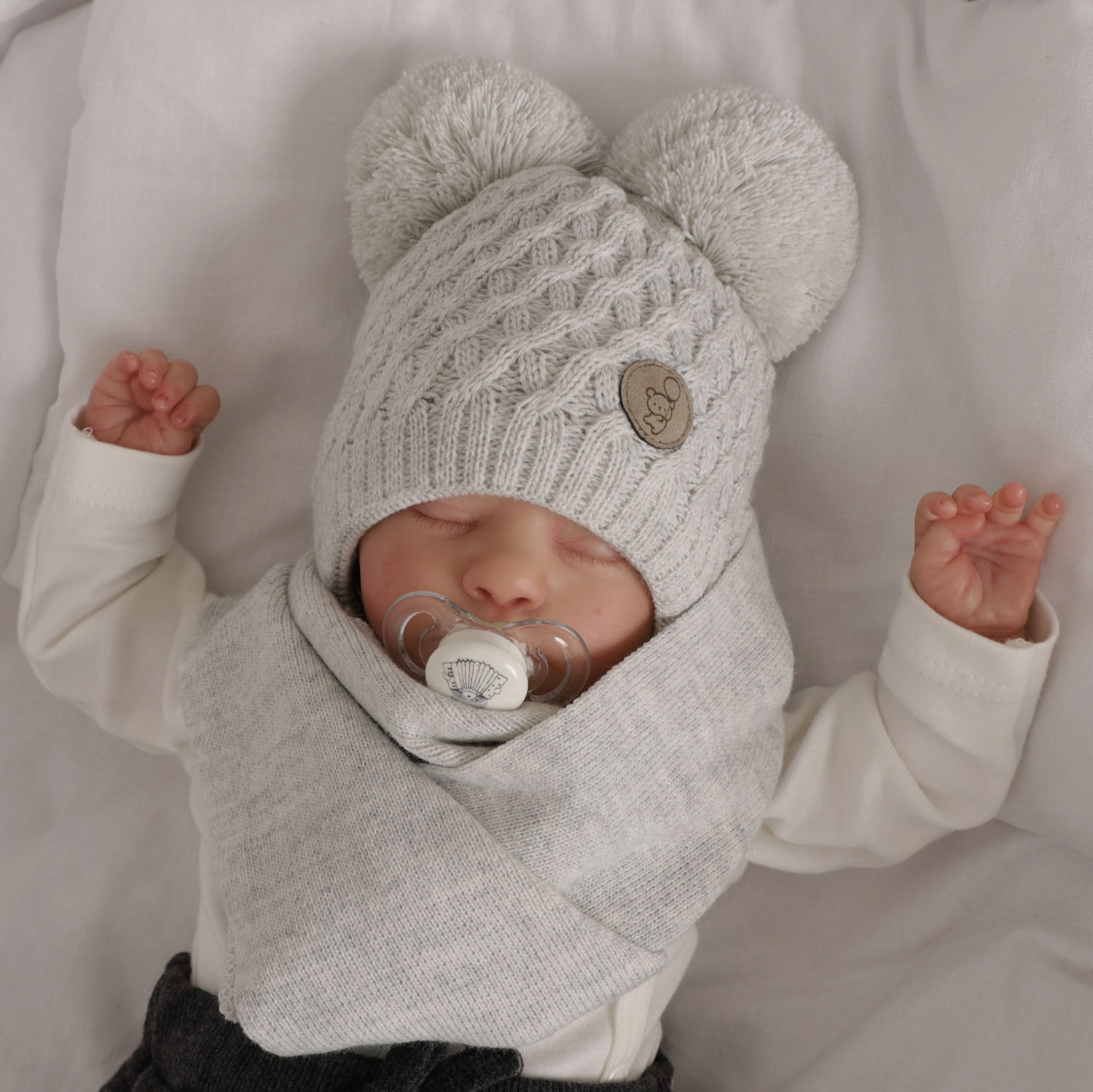 Czapka i szalik dla chłopca zimowy komplet, jasnoszary, wiązany, z dwoma pomponami Alonso