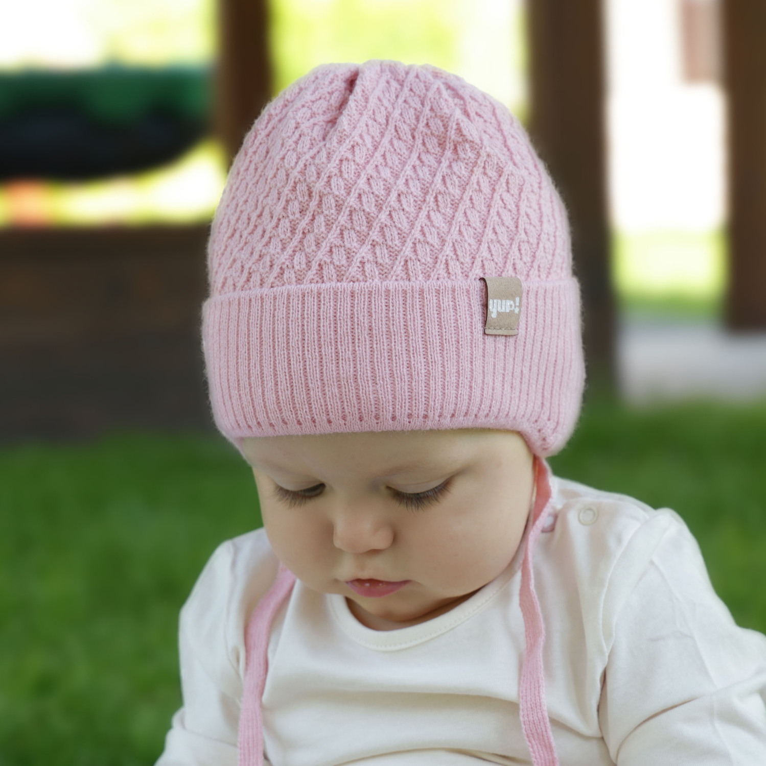 Czapka jesienna, wiosenna dla dziewczynki, kremowa, wiązana Dafia