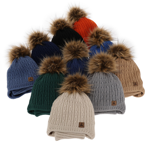 Czapka i komin dla chłopca zimowy komplet, czarny, z pomponem Pago